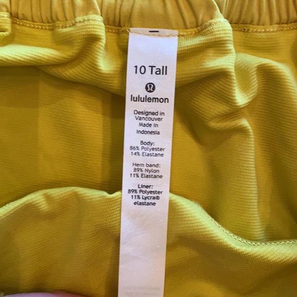 NWOT:Lululemon/Peloton Hotty Hot Short 2.5” inseam - Picture 2 of 3
